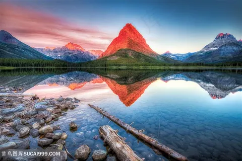 红色的山顶倒影在湖水中山水风景图片 红色的山顶倒影在湖水中山水风景图片