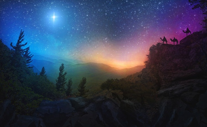 三个骑着骆驼站在山峰上看唯美星空的人高清图片