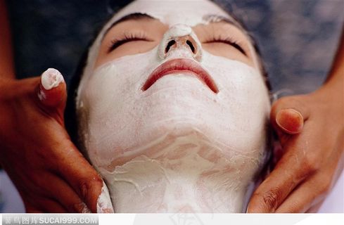 美容SPA（面膜中的女性头部正面特写）