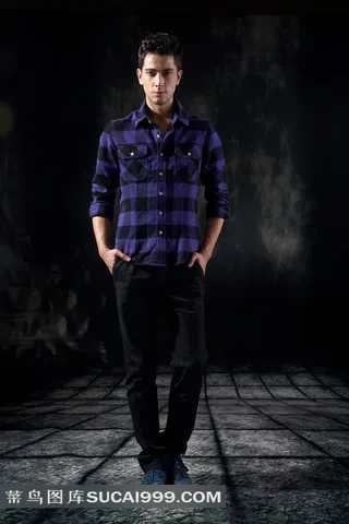 穿着格子衬衫的帅气男人