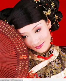 拿着绣球的夫妻