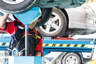 修理汽车的工人图