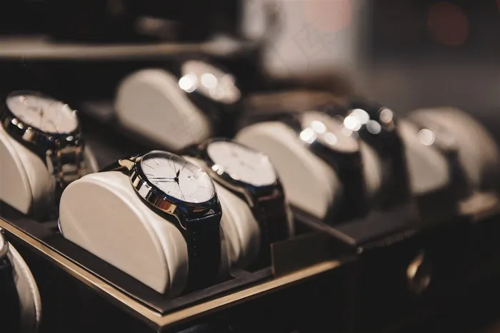 摆在柜台里的精品手表高清图片