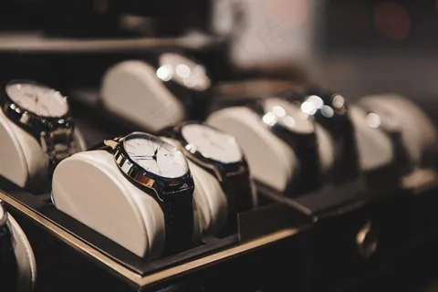 摆在柜台里的精品手表高清图片 摆在柜台里的精品手表高清图片