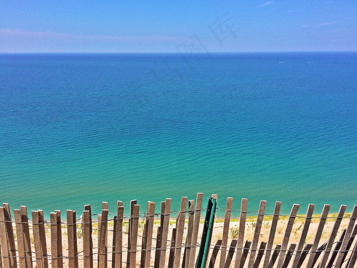海边篱笆图片