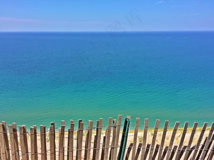 海边篱笆图片