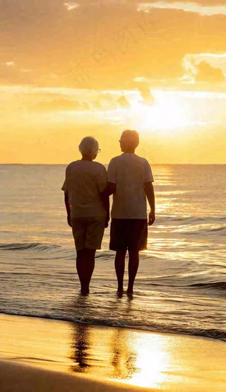 落日下老年人父母陪伴爱情，情人节温馨浪漫摄影图