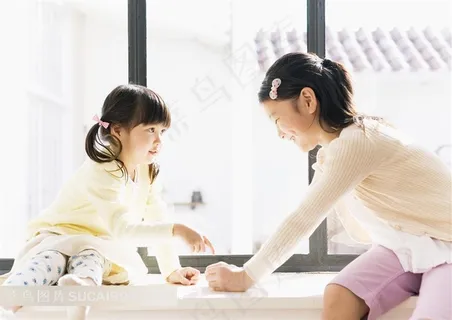 儿童摄影模版 坐着窗户上玩耍的两个小女孩 儿童摄影模版 坐着窗户上玩耍的两个小女孩