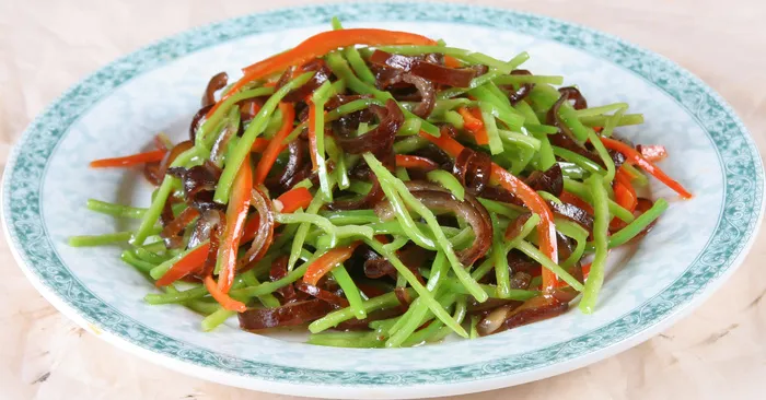 尖椒丝炒腊肉皮 