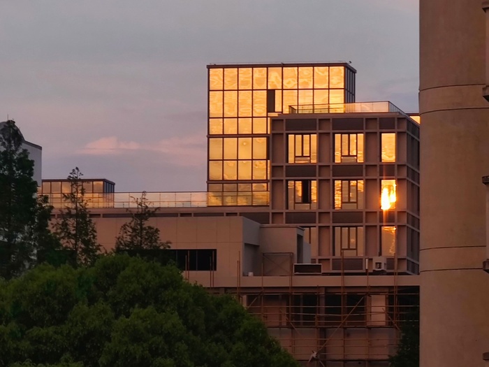 裹上黄昏色的房屋