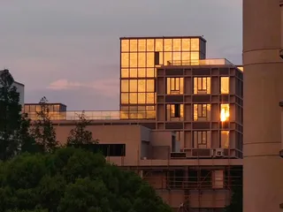 裹上黄昏色的房屋