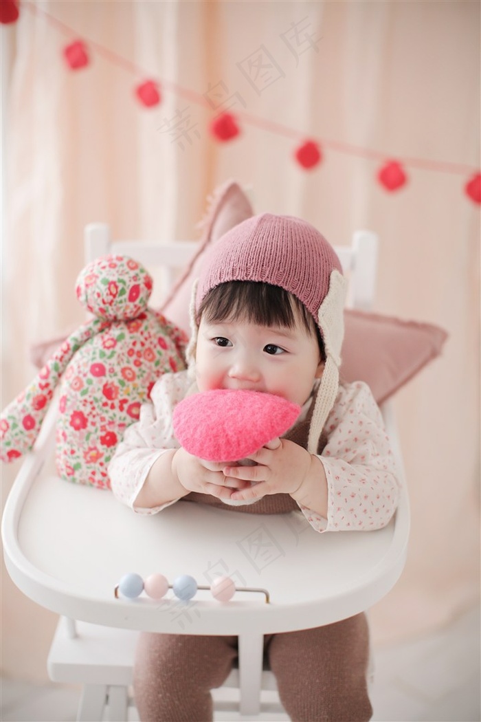 坐在幼儿车里的可爱幼儿