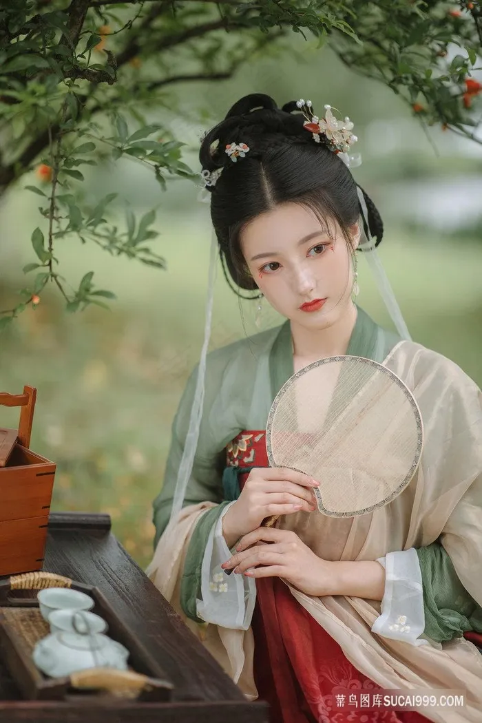 户外喝茶的古装写真美女图片