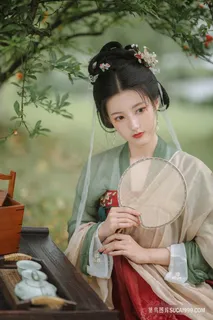 户外喝茶的古装写真美女图片
