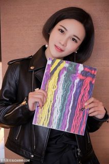 举着画板的短发美女米粒