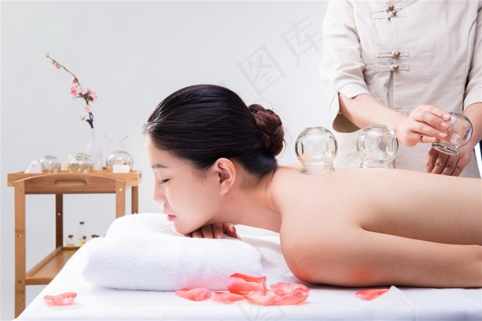 在拔火罐的美女图片