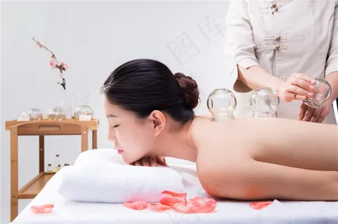 在拔火罐的美女图片 在拔火罐的美女图片