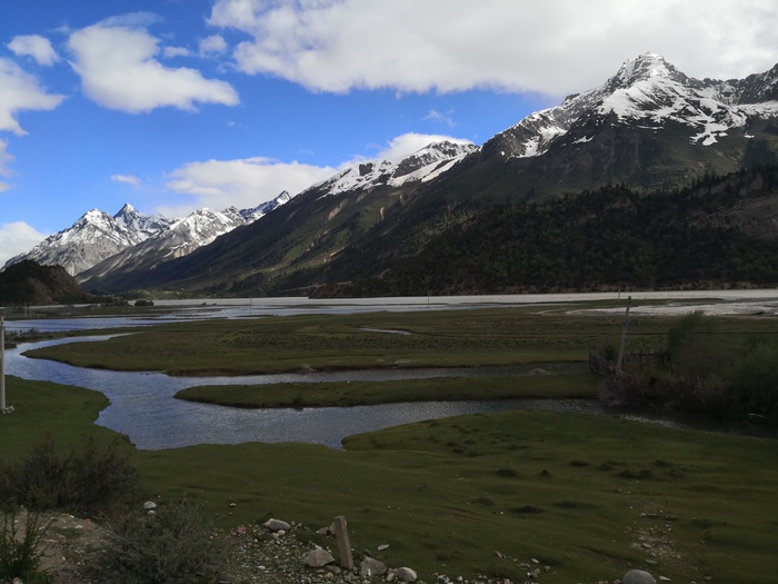 蓝天雪山小河