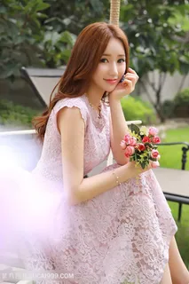 手拿鲜花的高清韩国气质美女图片 手拿鲜花的高清韩国气质美女图片