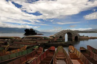 蓝天白云湖水石桥木船图片