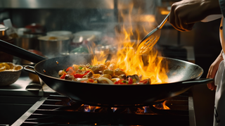 厨房大火炒菜烹饪美食摄影图