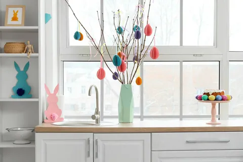 在厨房的柜台上放上树枝和复活节装饰品