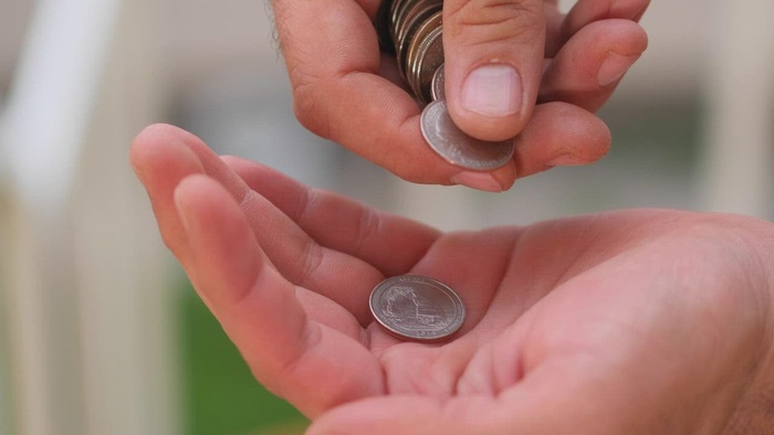 计数硬币的一个人的手关闭看法