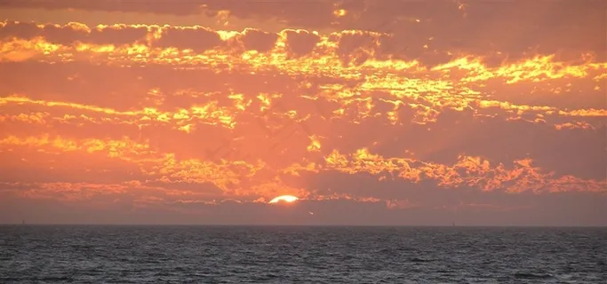 夕阳下的海面