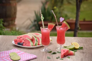 美味夏天清凉果汁饮品摄影照片