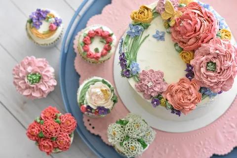 鲜花装饰奶油蛋糕图片 鲜花装饰奶油蛋糕图片