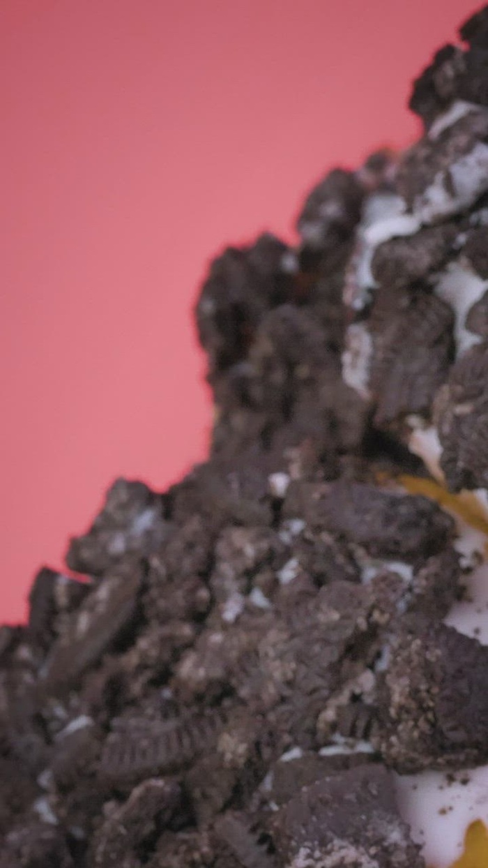 粉红色背景上堆放饼干片的甜甜圈