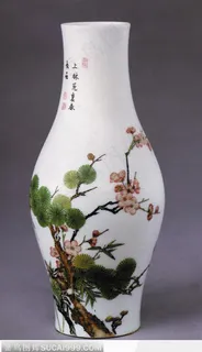 中华传统-白色的梅花花纹花瓶