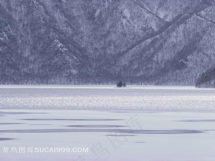云雾缭绕的湖泊美景