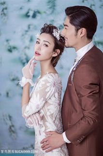 短发新娘和棕色上衣新郎