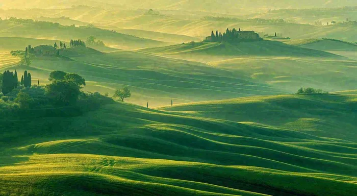 春日阳光下绿色连绵山脉草坪(1488x816)