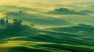 春日阳光下绿色连绵山脉草坪