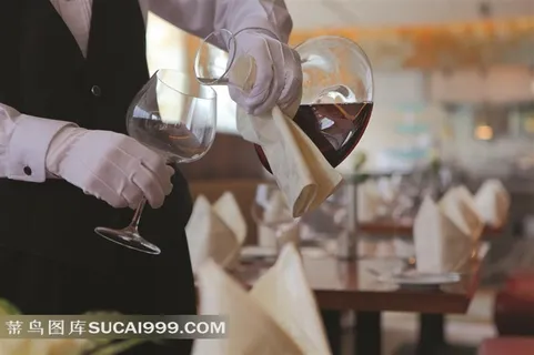 用醒酒器倒酒的餐厅服务员摄影图 用醒酒器倒酒的餐厅服务员摄影图