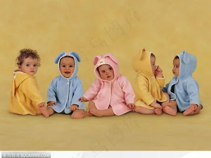 穿着兔儿装的成排婴儿