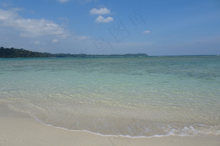海滩蔚蓝海水图片