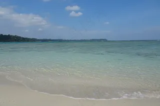 海滩蔚蓝海水图片