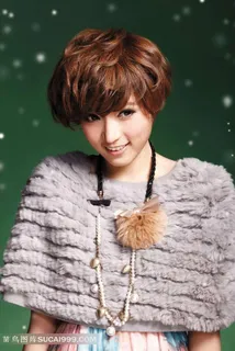 短发可爱气质美女图片