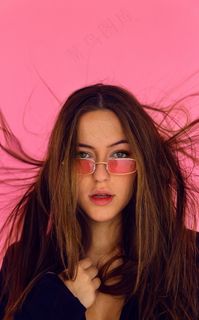 中分长发发型直发图片