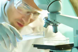 正在做实验的科学家