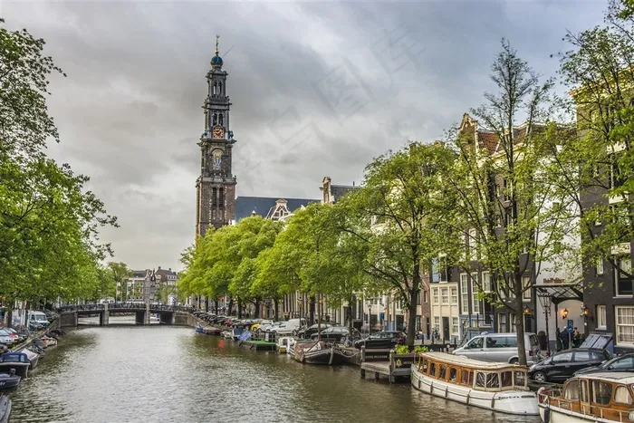 建在江边的建筑