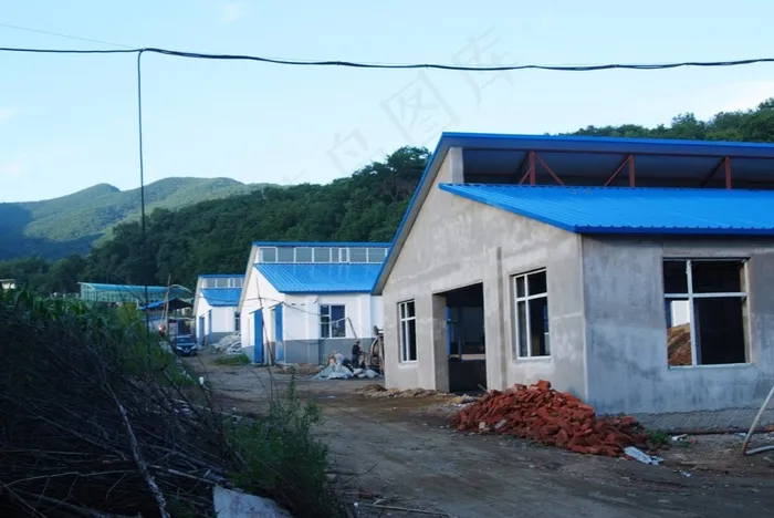园林内的一排彩钢房建筑