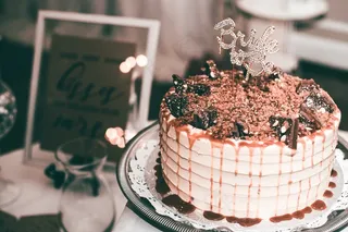 巧克力碎蛋糕图片