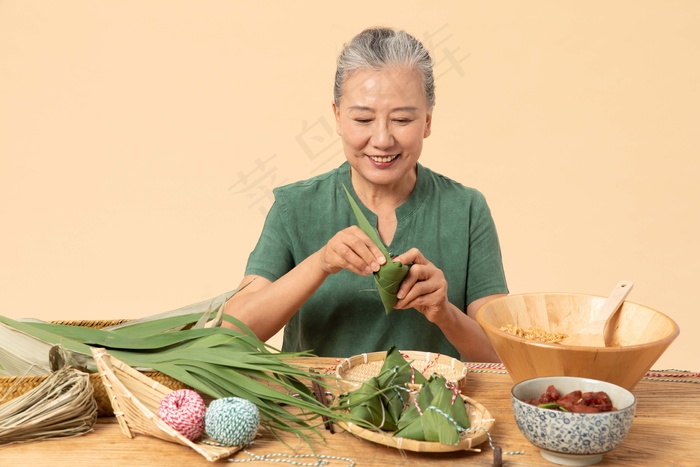 端午节奶奶包粽子