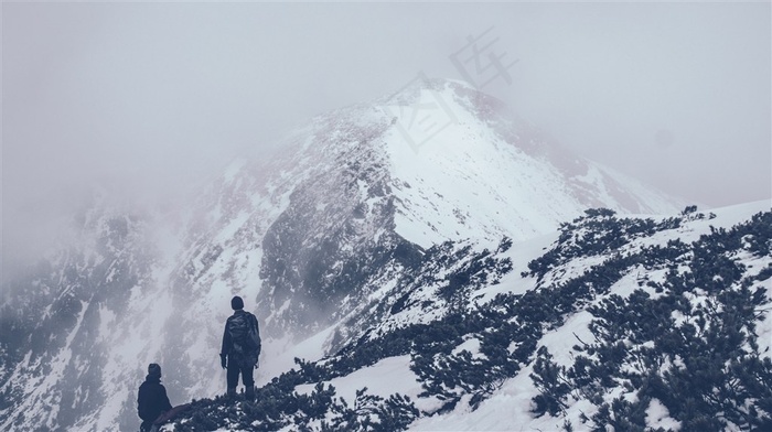 烟雾缭绕的雪山