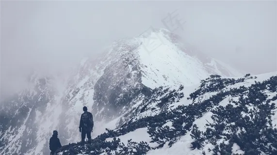 烟雾缭绕的雪山 烟雾缭绕的雪山