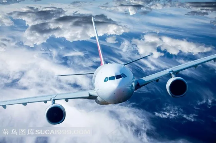 飞行在空中的商务客机高清图